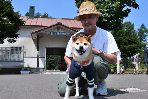 新十津川の駅長・柴犬ララが終着〝虹の駅〟へ旅立つ